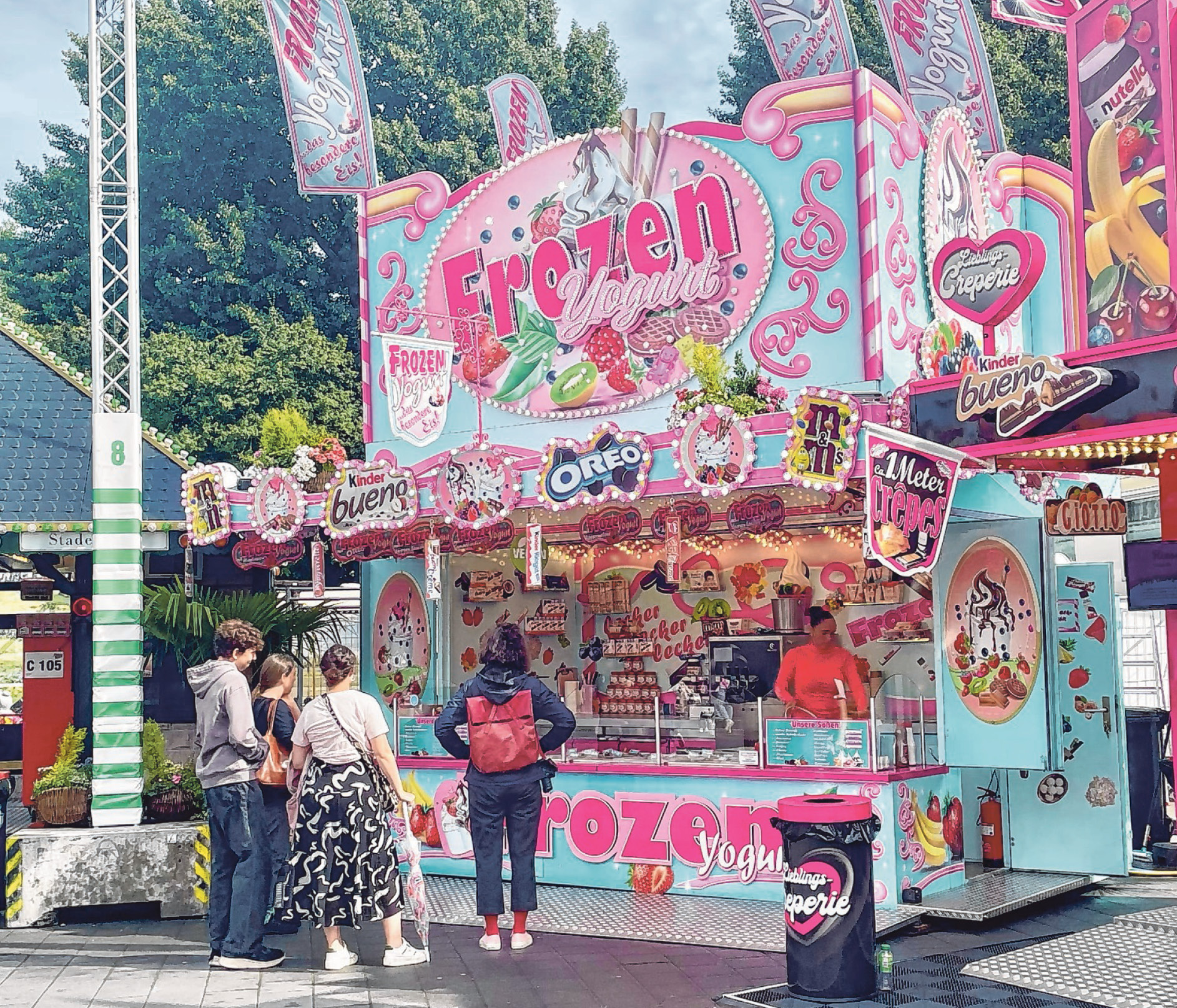 Auf dem Hamburger Dom gibt's an der knallbunten Bude parallel zur Glacischaussee Frozen Yoghurt mit Blaubeeren und Erdbeersoße.
