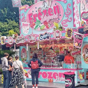 Auf dem Hamburger Dom gibt's an der knallbunten Bude parallel zur Glacischaussee Frozen Yoghurt mit Blaubeeren und Erdbeersoße.