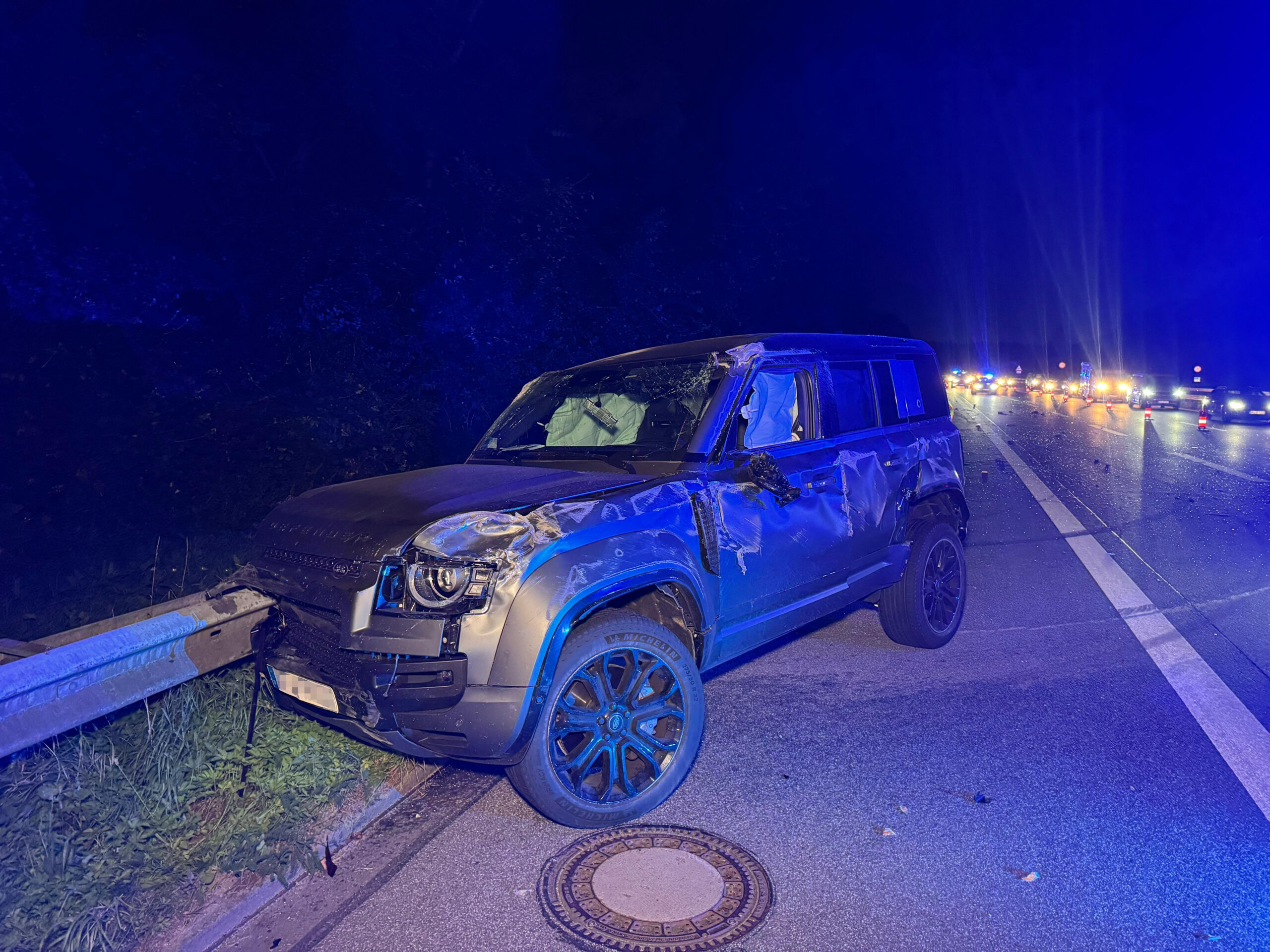 Der schwer beschädigte Land Rover nach dem Unfall auf der A7 nahe Hamburg.