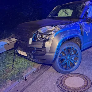 Der schwer beschädigte Land Rover nach dem Unfall auf der A7 nahe Hamburg.
