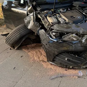 Der verunfallte Mercedes auf der Charlottenburger Straße.