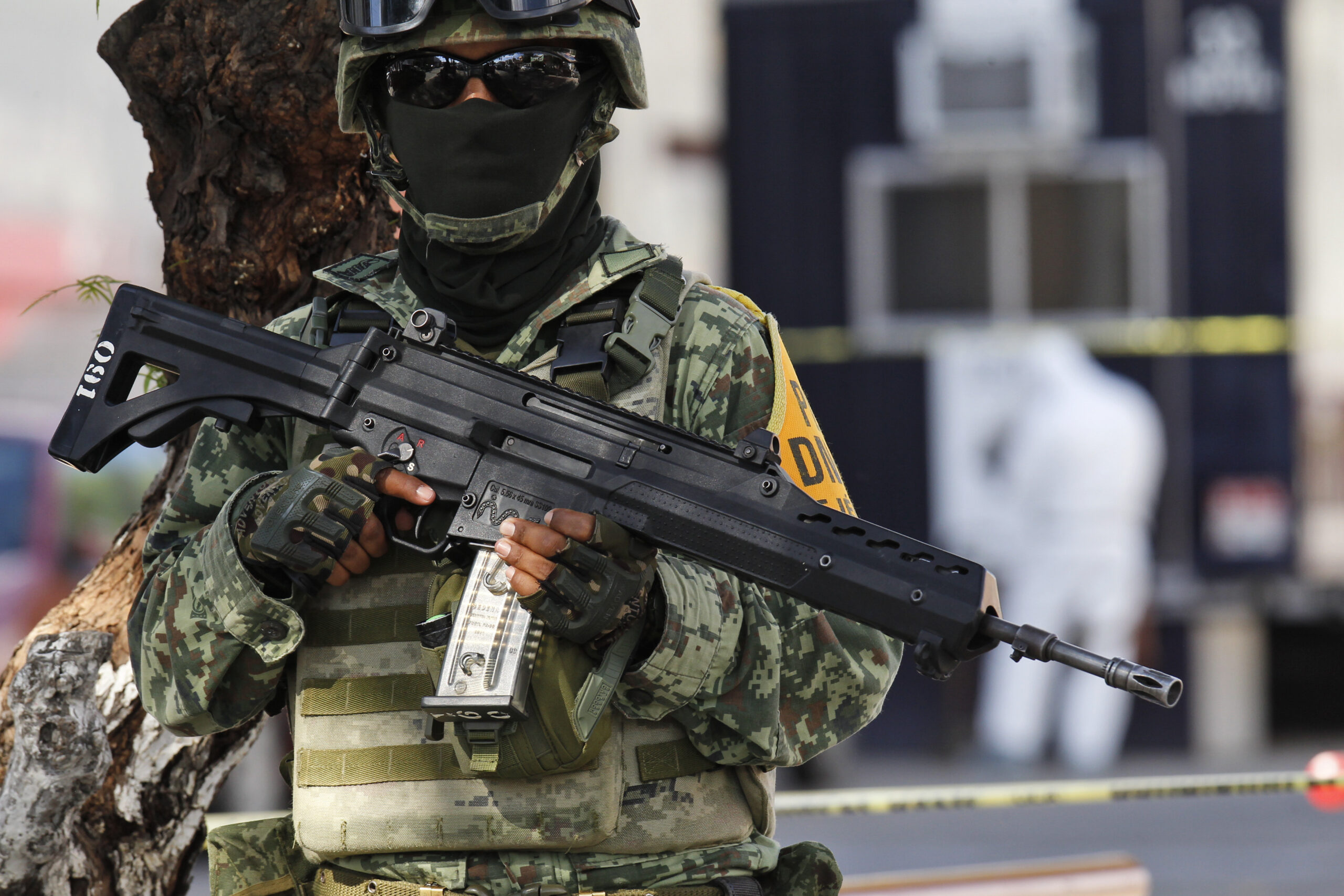 Ein mexikanischer Soldat steht in der Nähe einer angegriffenen Polizeistation Wache. (Symbolbild)