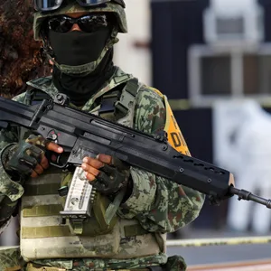 Ein mexikanischer Soldat steht in der Nähe einer angegriffenen Polizeistation Wache. (Symbolbild)
