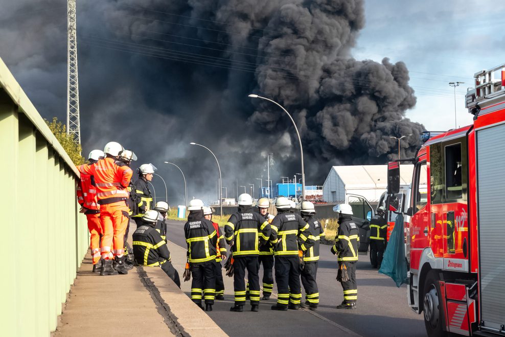 Fast 300 Feuerwehrleute waren auf der Veddel im Einsatz.