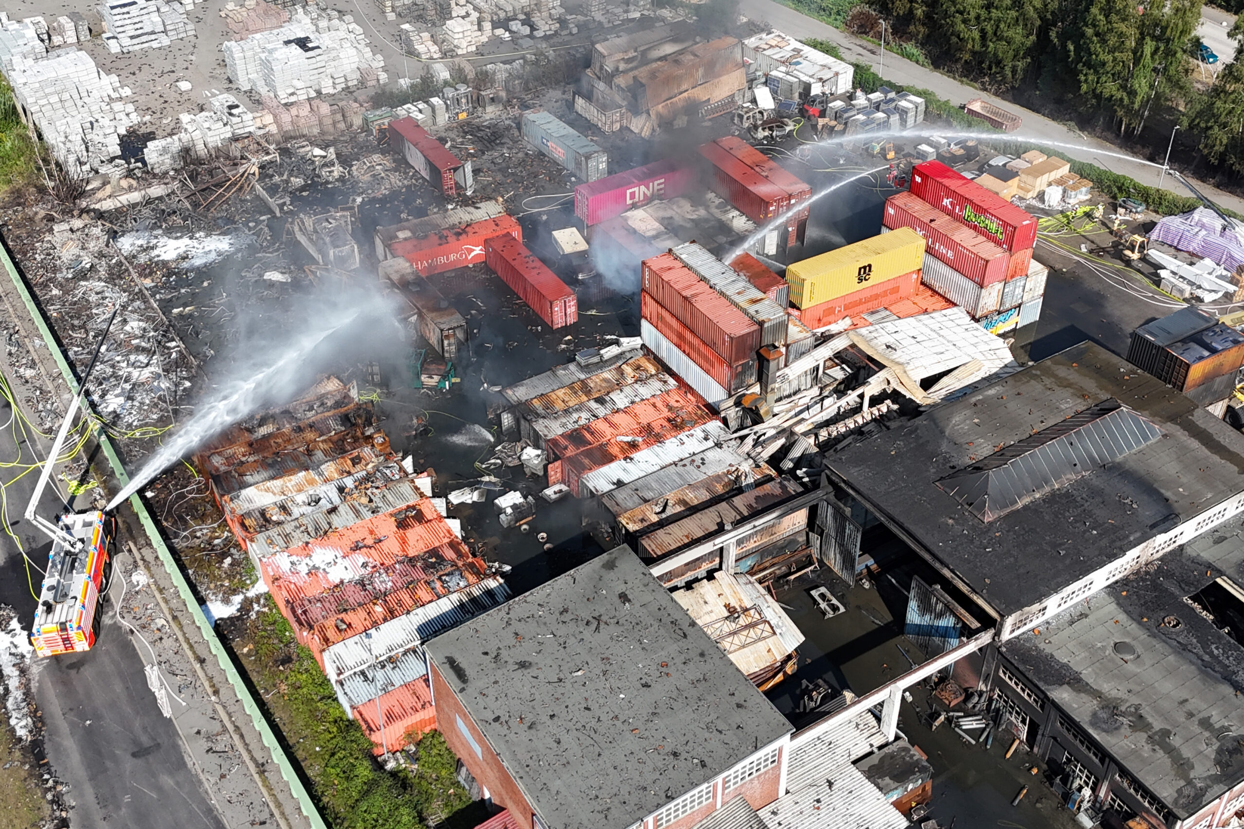 Die Löscharbeiten sind auch am Tag nach dem Ausbruch des verheerenden Feuers noch nicht beendet.