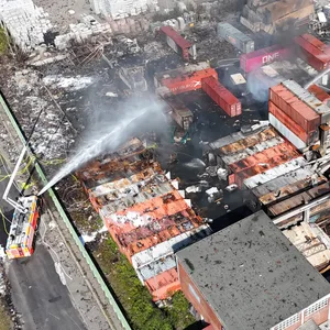 Die Löscharbeiten sind auch am Tag nach dem Ausbruch des verheerenden Feuers noch nicht beendet.