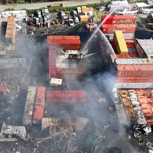 Einsatzkräfte der Feuerwehr löschen den Großbrand auf der Veddel in Hamburg.