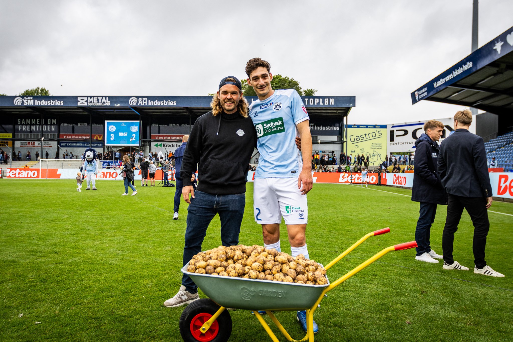 Maxime Soulas mit einer Schubkarre voller Kartoffeln