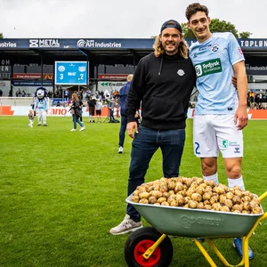 Maxime Soulas mit einer Schubkarre voller Kartoffeln