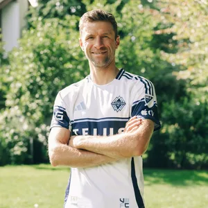 Thomas Müller posiert für ein Foto