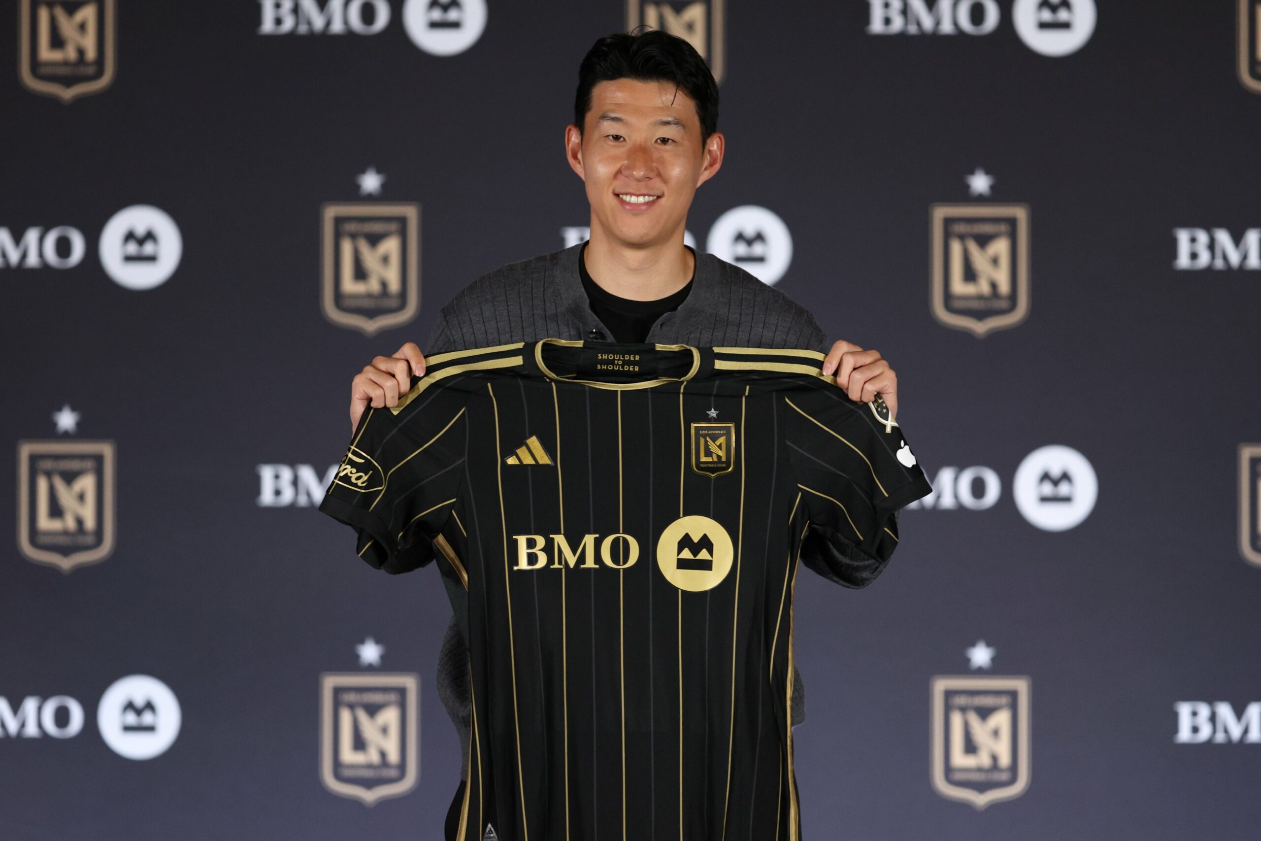 Heung-min Son hält das Trikot von LAFC