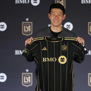 Heung-min Son hält das Trikot von LAFC