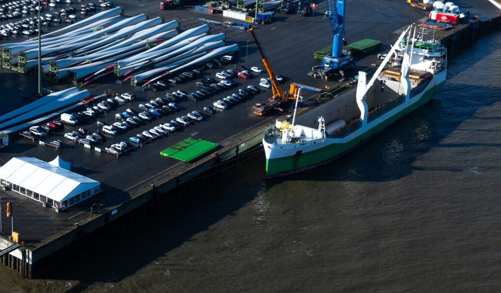 Nach-Kriegsende-gesunken-ber-100-Jahre-altes-U-Boot-wird-mit-Schwimmkran-geborgen