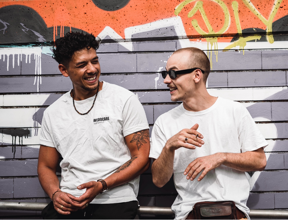 Zwei lachende Männer