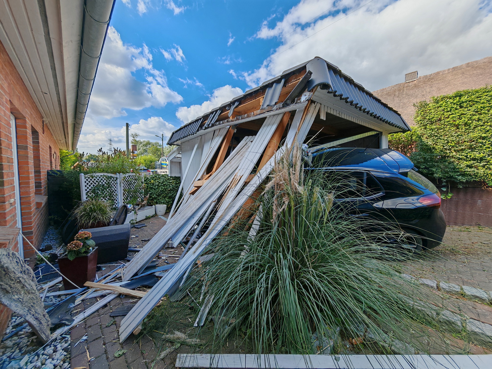 Im Stadtteil Ochsenwerder ist eine Senioren versehentlich in eine Garage gekracht.