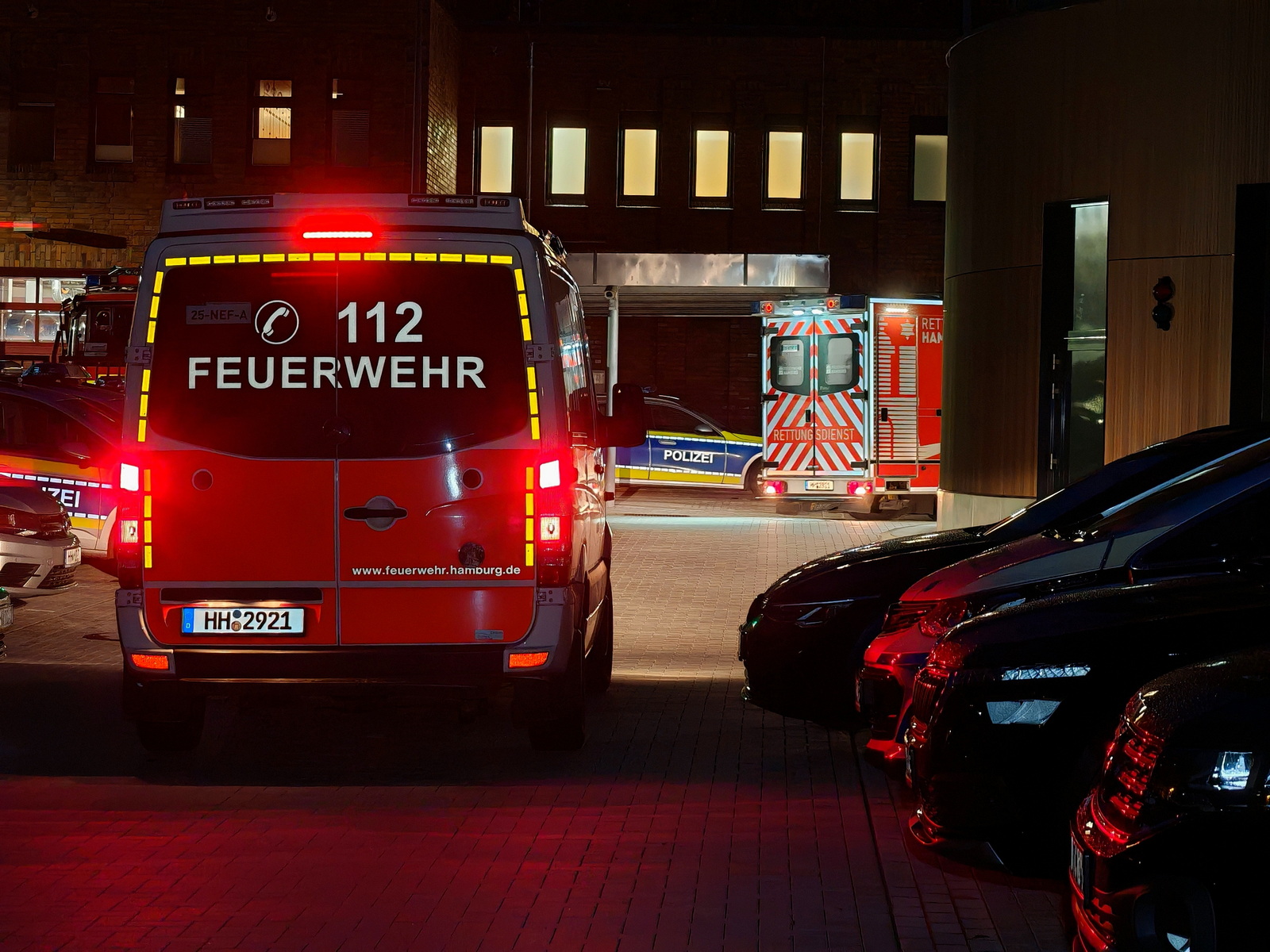 Fahrzeuge der Feuerwehr vor der Wache. Der 17-Jährige kam ins Krankenhaus.