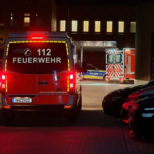 Fahrzeuge der Feuerwehr vor der Wache. Der 17-Jährige kam ins Krankenhaus.