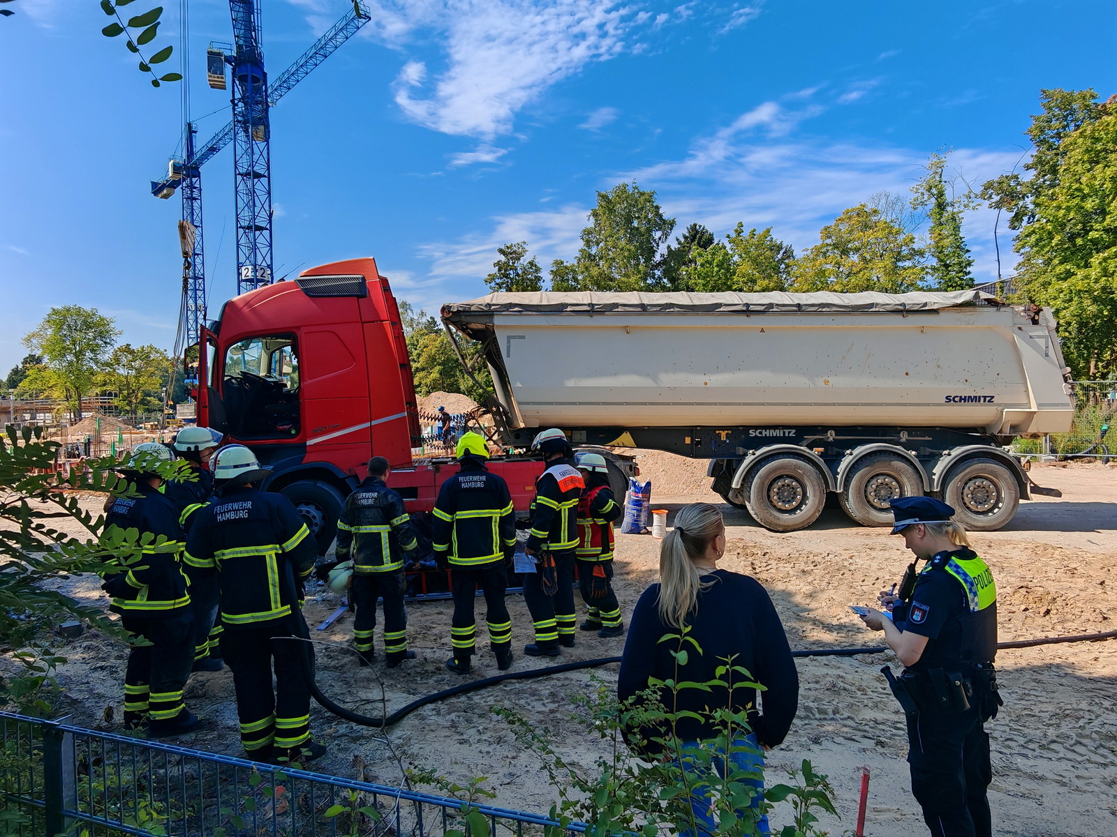 Feuerwehr vor einem Lkw