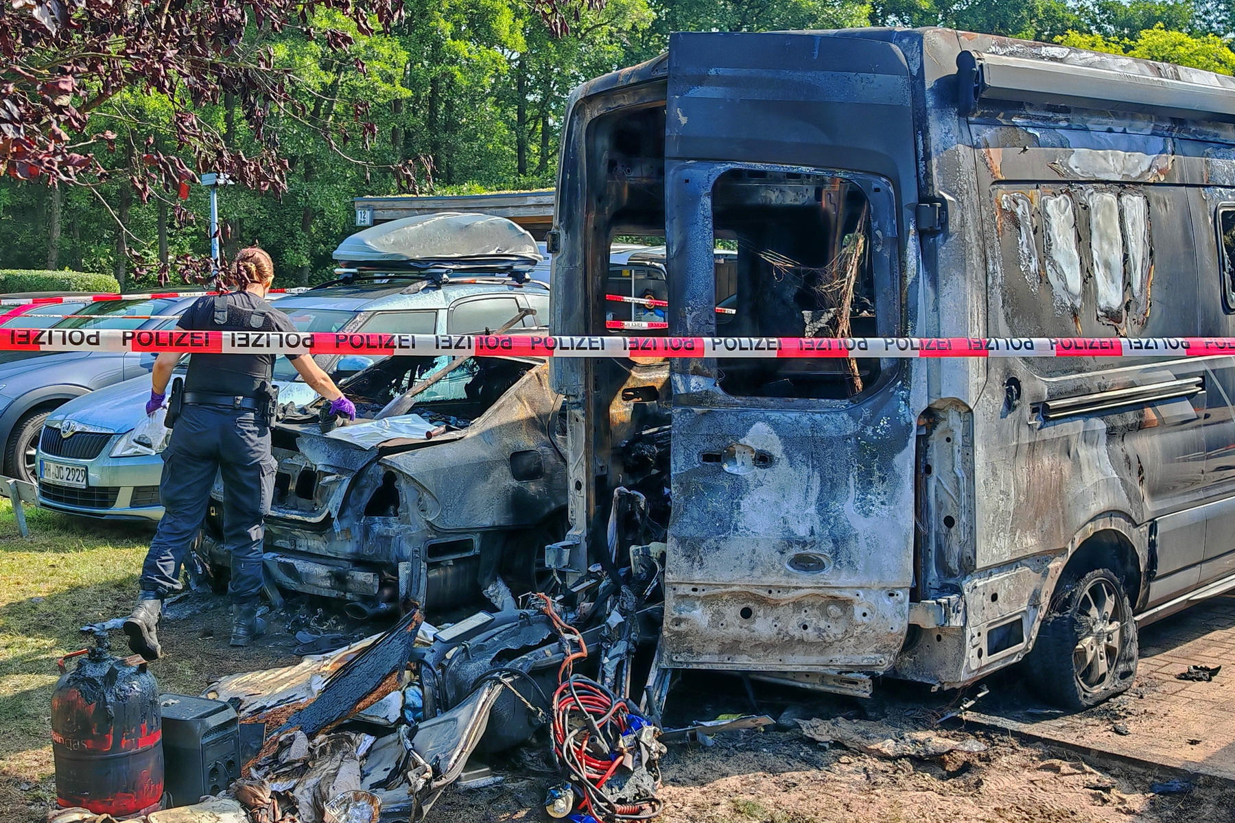 Camper und weitere autos in Bergedorf in Flammen – Polizei geht von Brandstiftung aus