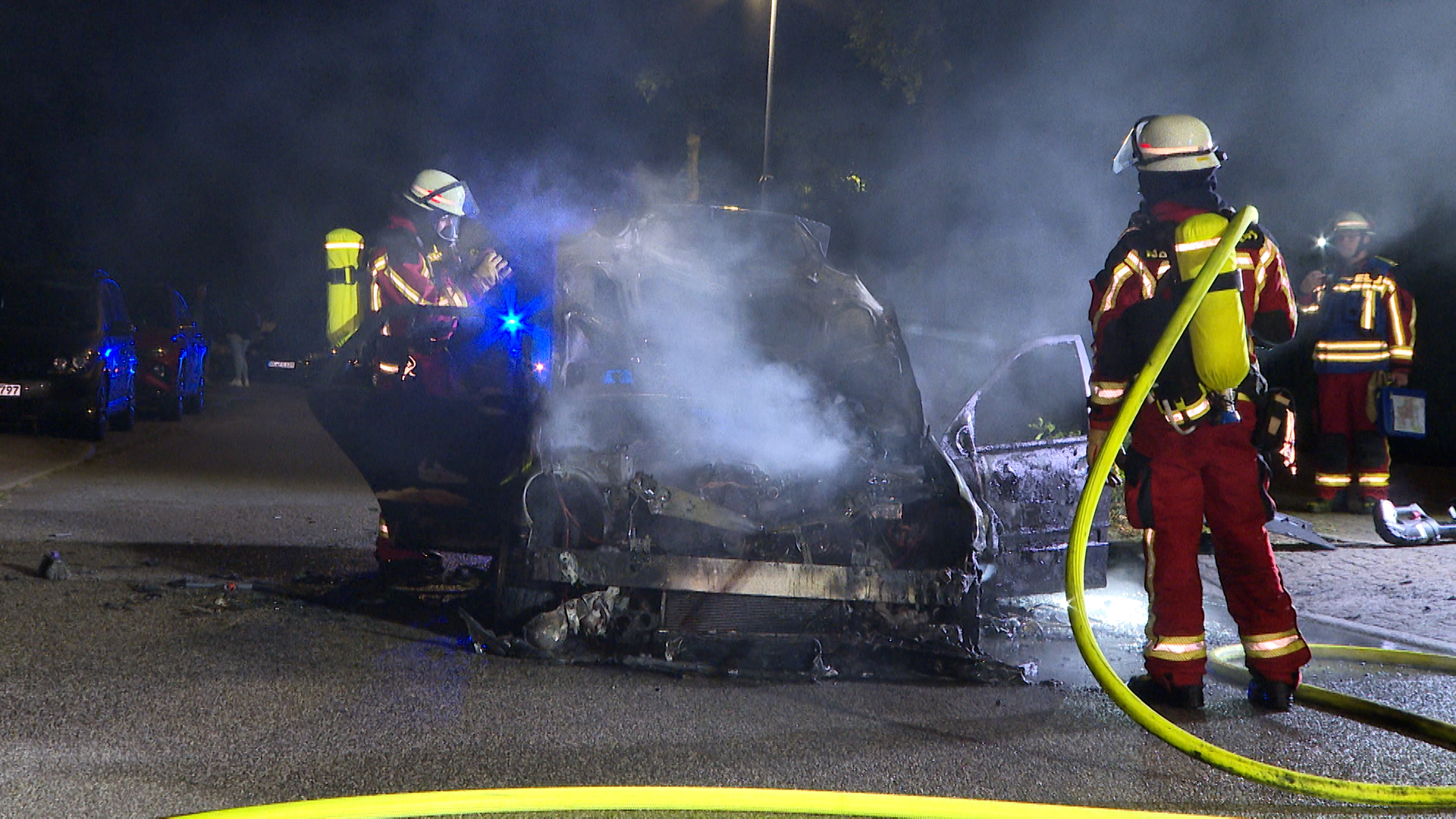 Mercedes fängt während der Fahrt in Neu Wlmstorf an zu brennen – Fahrer reagiert umsichtig