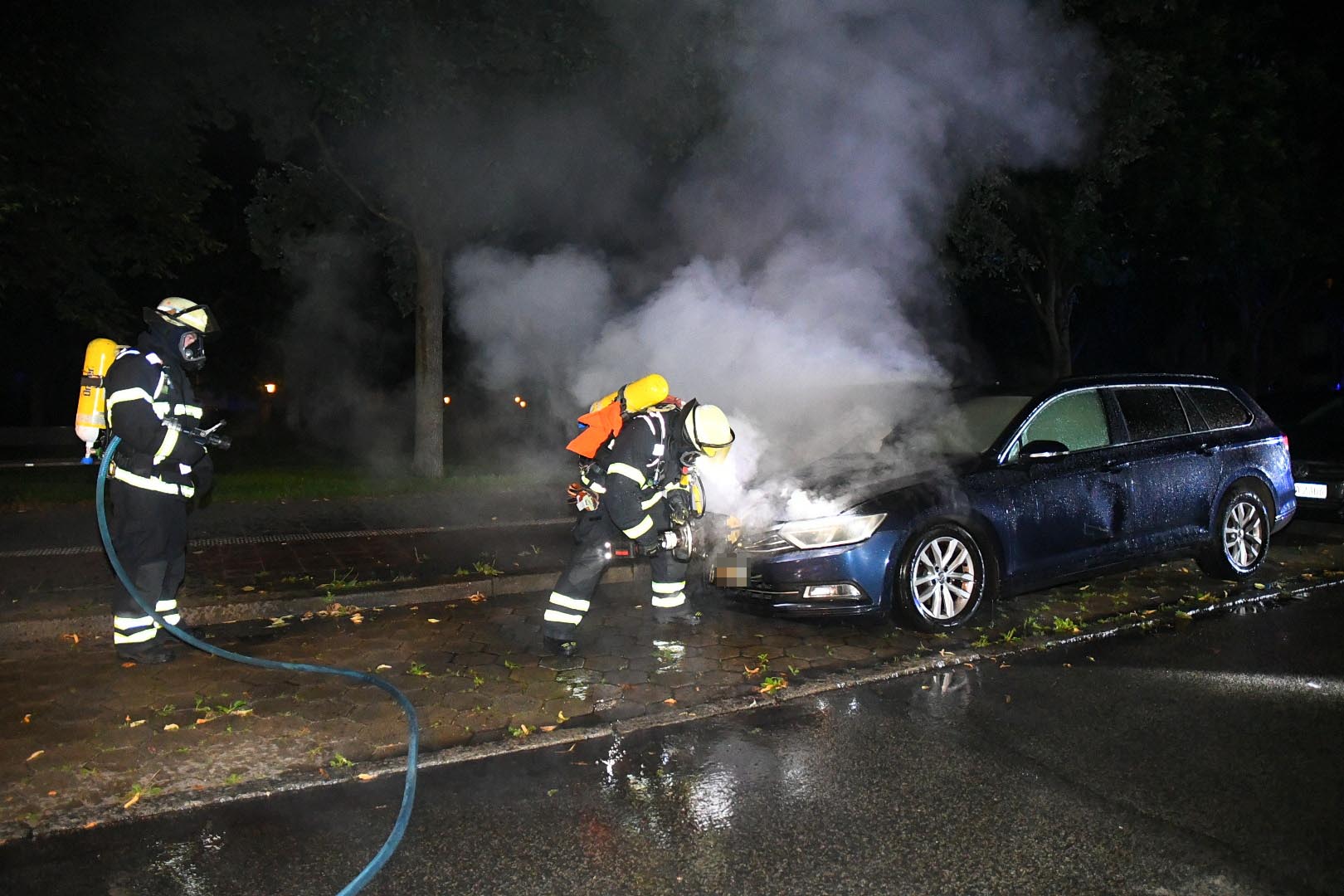 Brennender Pkw sorgt für Einsatz der Feuerwehr in Hausbruch – später entdecken Polizisten brandeschleuniger