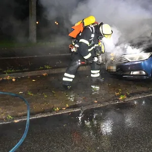 Brennender Pkw sorgt für Einsatz der Feuerwehr in Hausbruch – später entdecken Polizisten brandeschleuniger