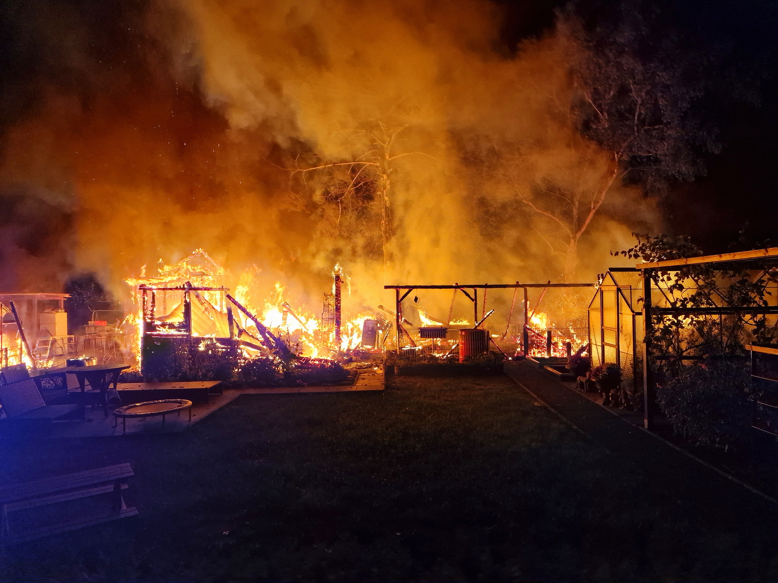 Brennende Gartenlauben bei Nacht