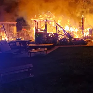 Brennende Gartenlauben bei Nacht