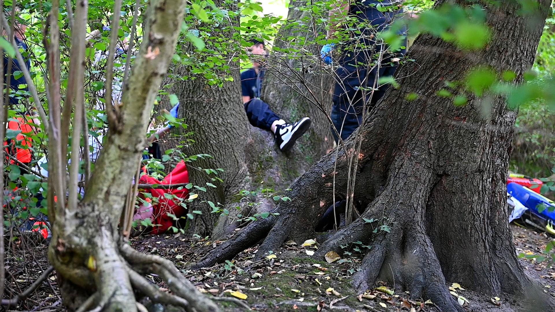Rettungskräfte versorgen den verletzten Teenager.