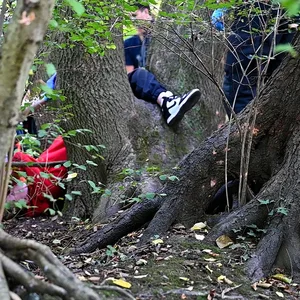Rettungskräfte versorgen den verletzten Teenager.