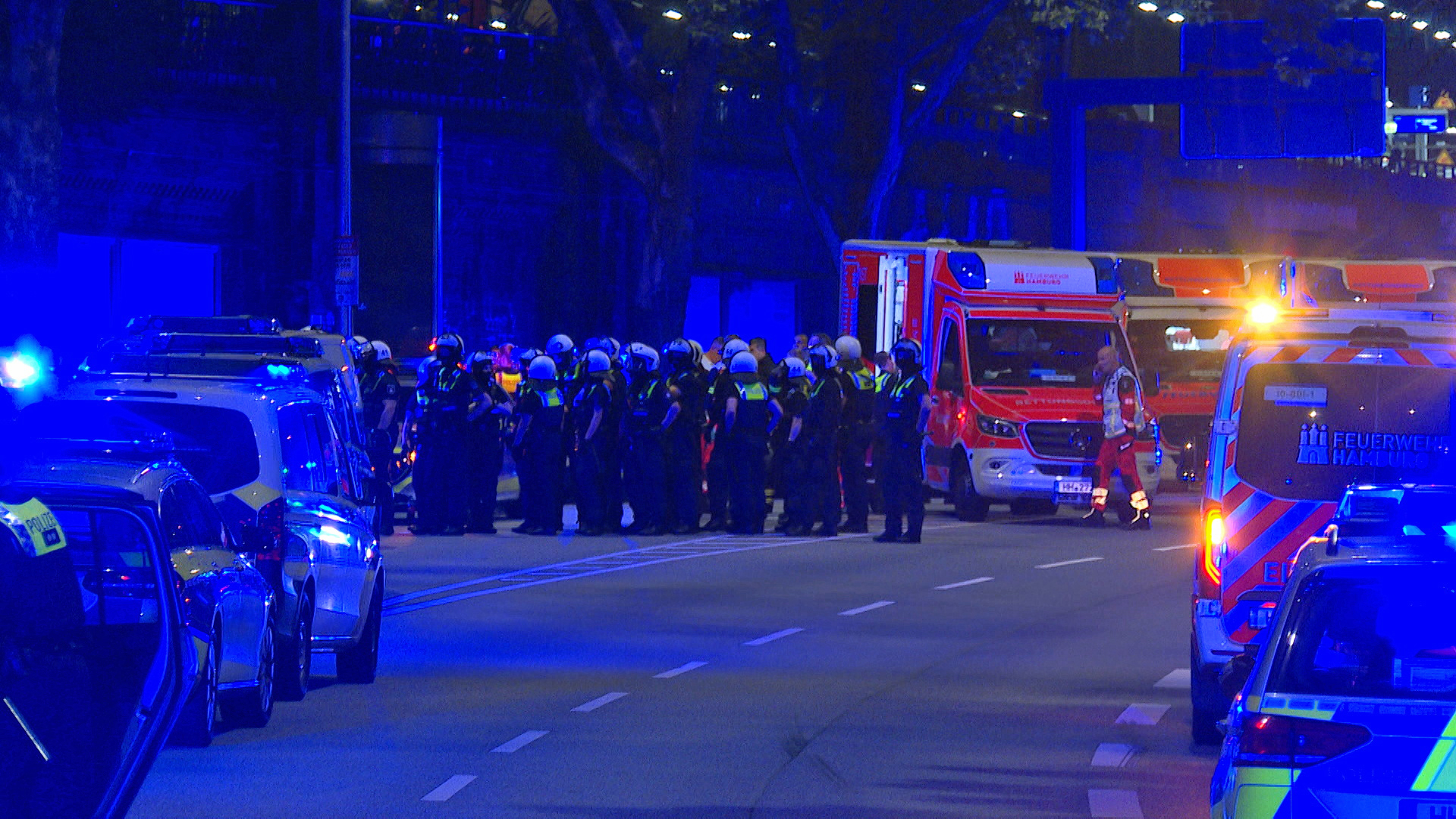 Zahlreiche Beamte waren am Alsterglacis im Einsatz.