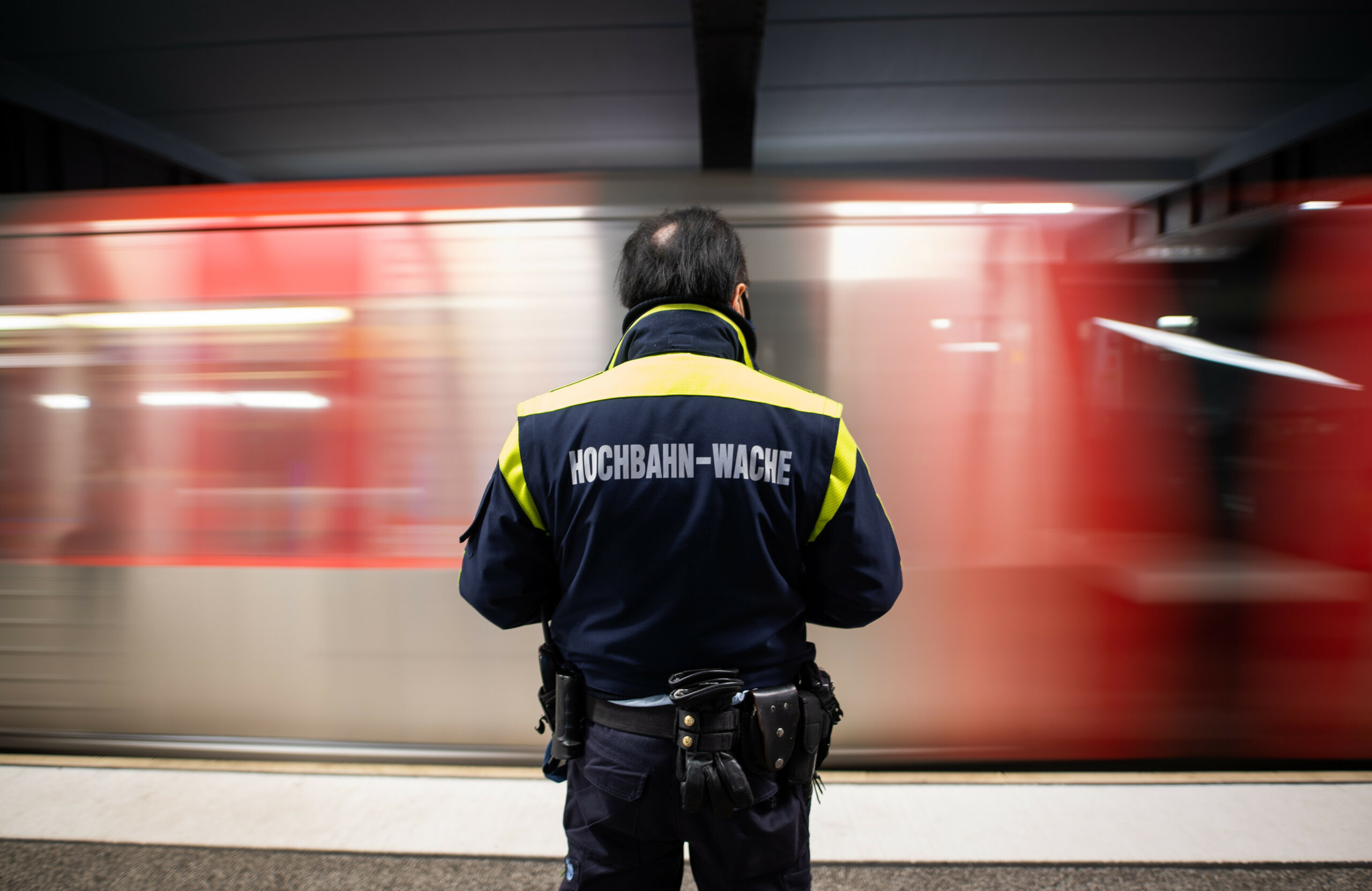 Mitarbeiter der Hamburger Hochbahn-Wache (Archivbild).