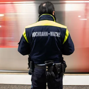 Mitarbeiter der Hamburger Hochbahn-Wache (Archivbild).