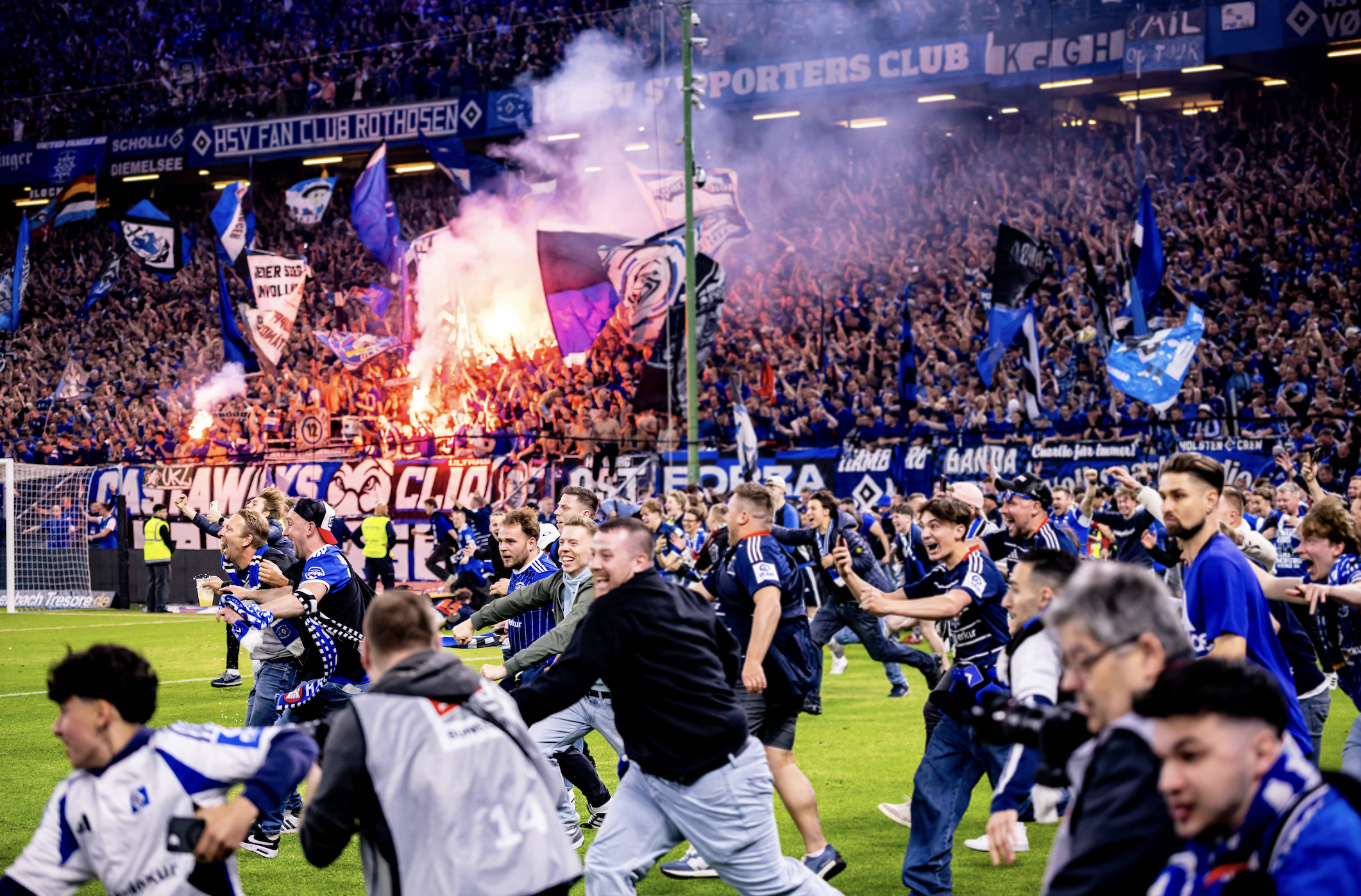 HSV-Fans rennen vor der Nordtribüne aufs Spielfeld