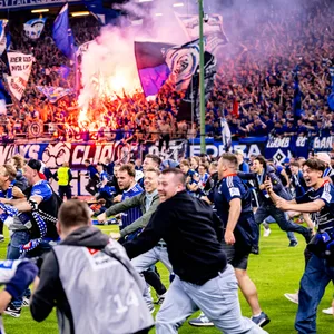 HSV-Fans rennen vor der Nordtribüne aufs Spielfeld