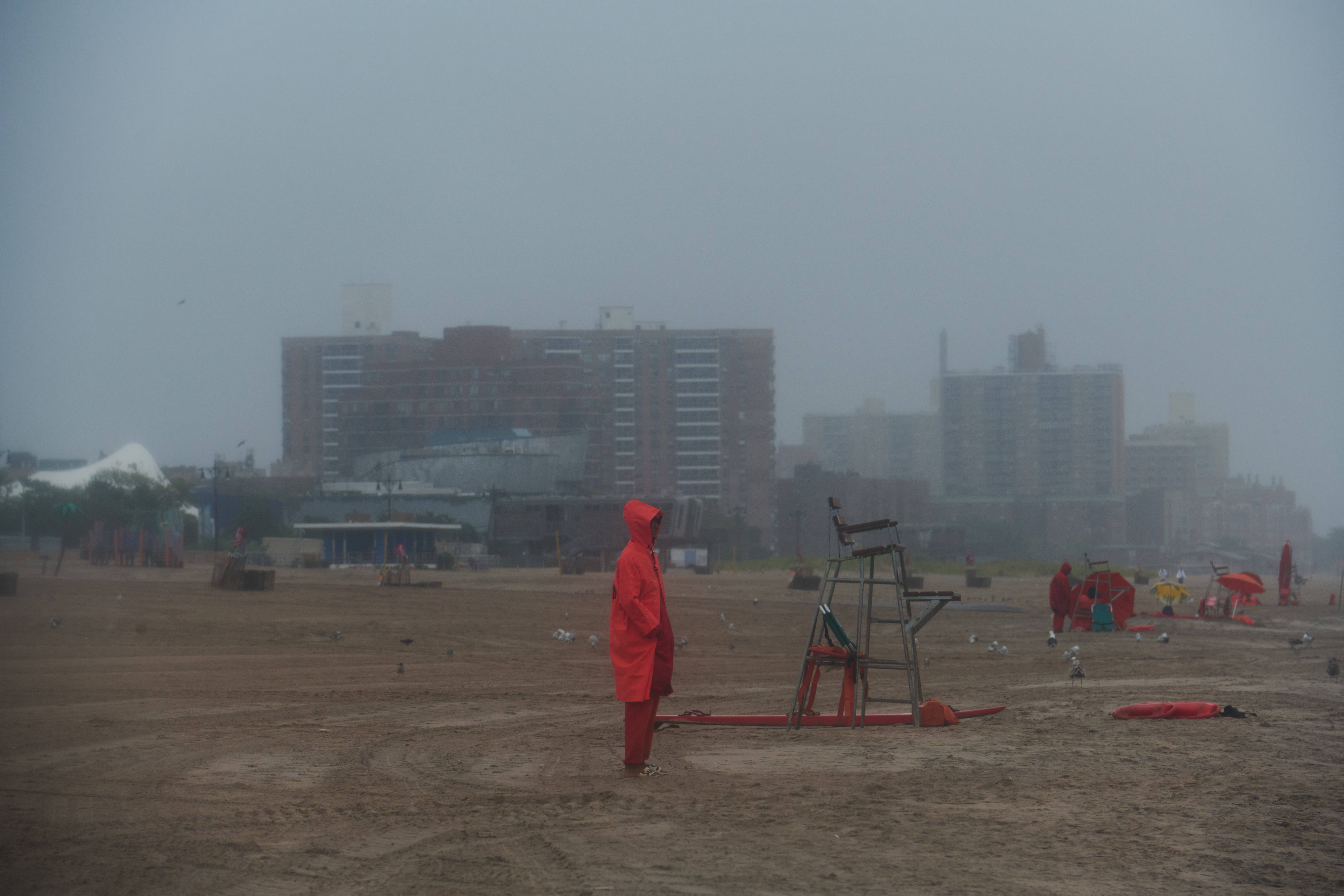 Die Rettungsschwimmer von Coney Island patrouillieren bei Wind und Regen am Strand, um sicherzustellen, dass niemand ins Wasser geht.