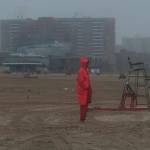 Die Rettungsschwimmer von Coney Island patrouillieren bei Wind und Regen am Strand, um sicherzustellen, dass niemand ins Wasser geht.