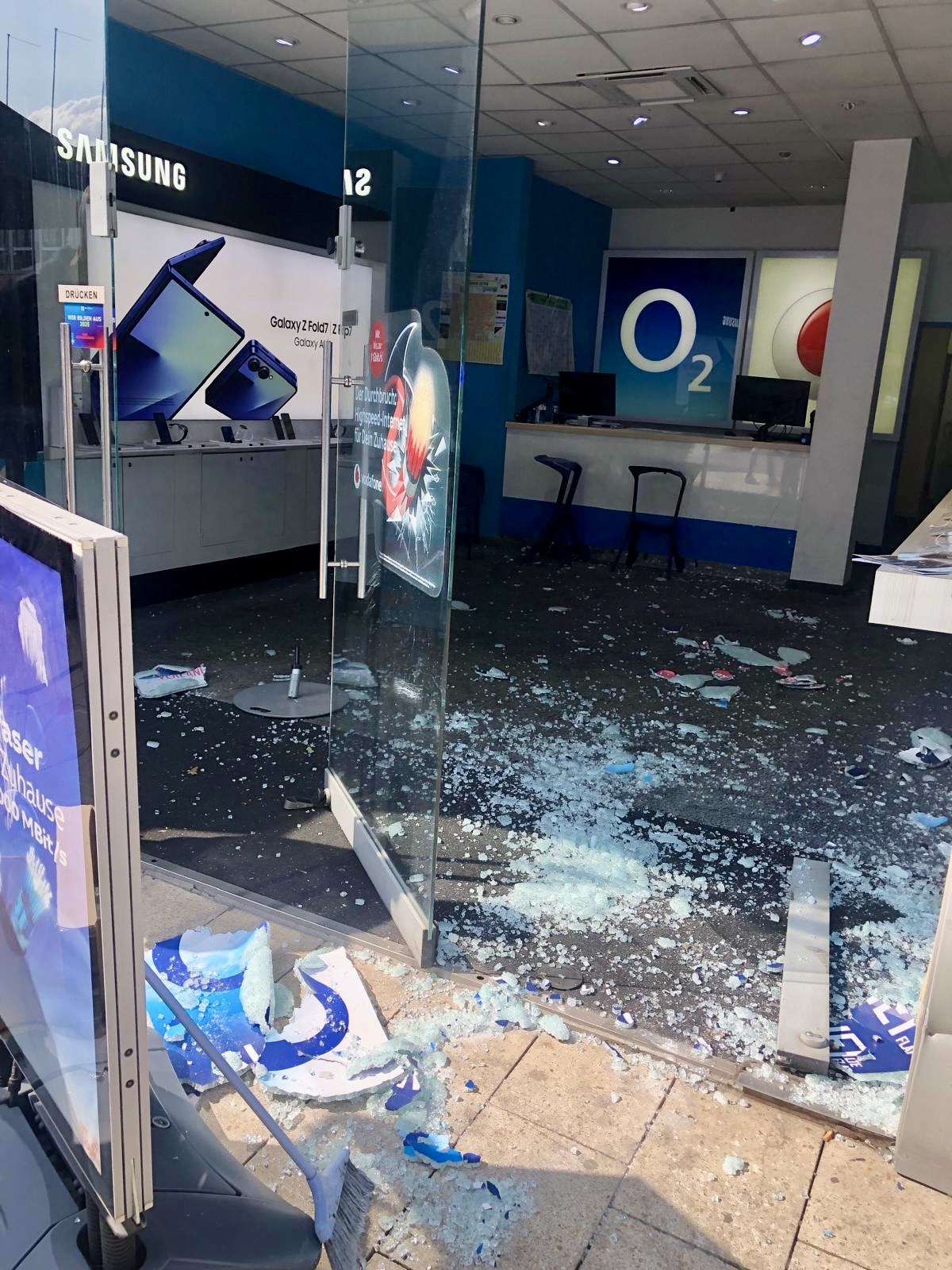 Glasscherben vor einem Laden