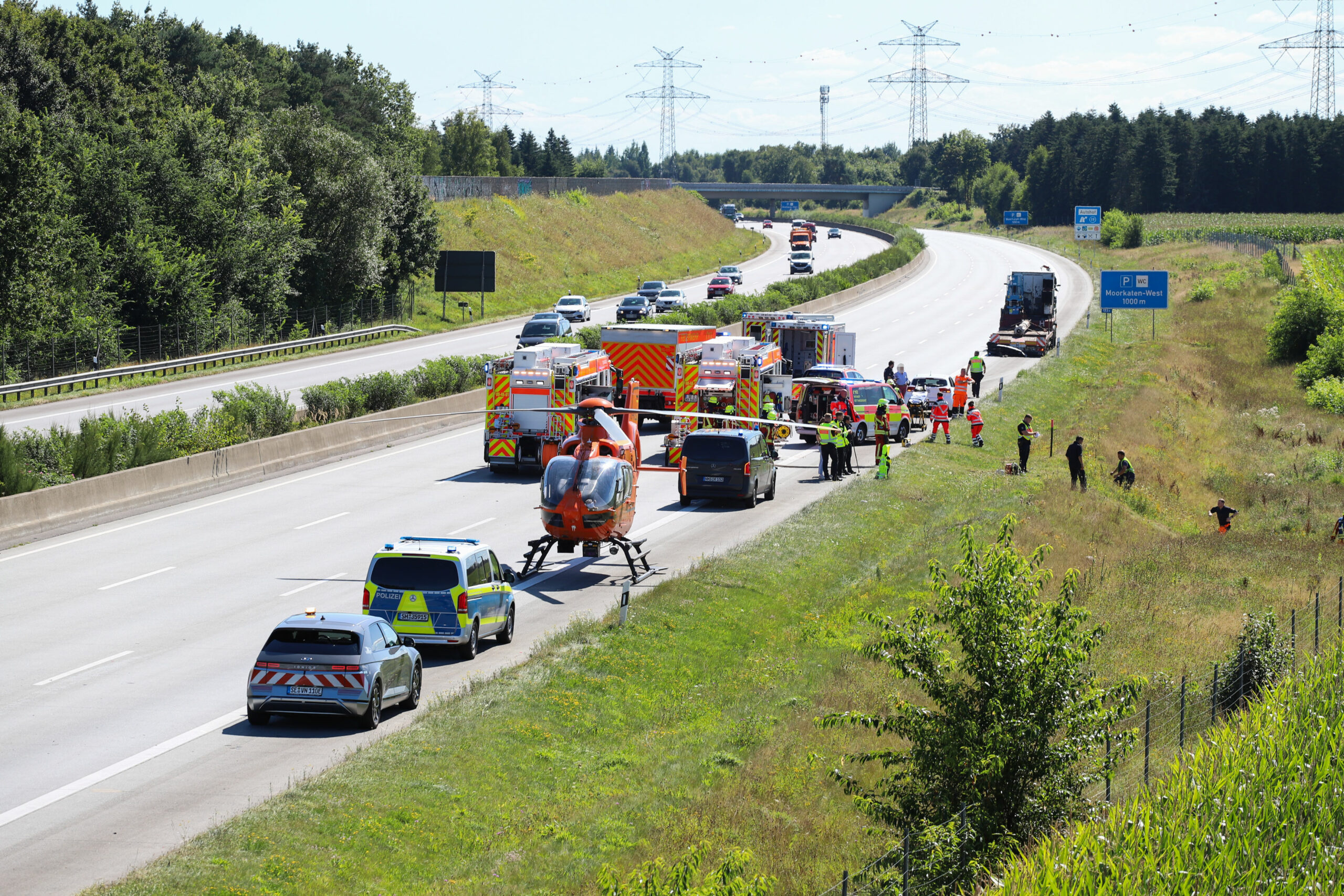Ein Rettungshubschrauber steht auf der A7 beim Unfallort.
