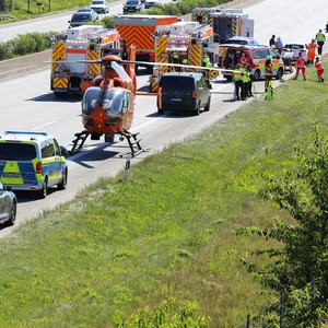 Ein Rettungshubschrauber steht auf der A7 beim Unfallort.