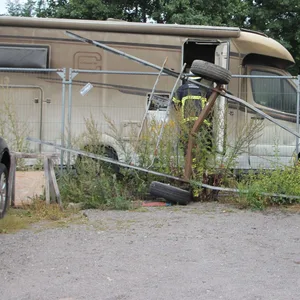 Ein verkohlter Camper