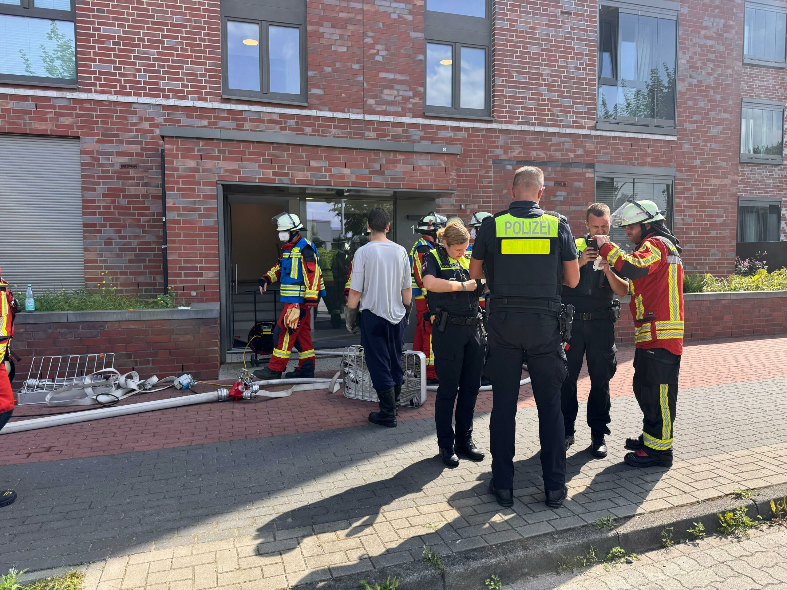 Einsatzkräfte vor einem Wohnhaus