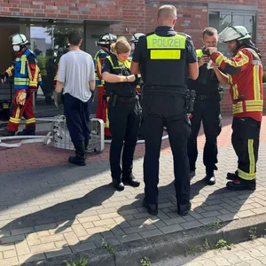 Einsatzkräfte vor einem Wohnhaus