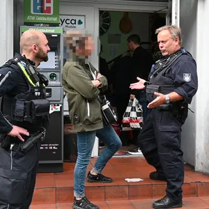 Beamte vor einem Kiosk