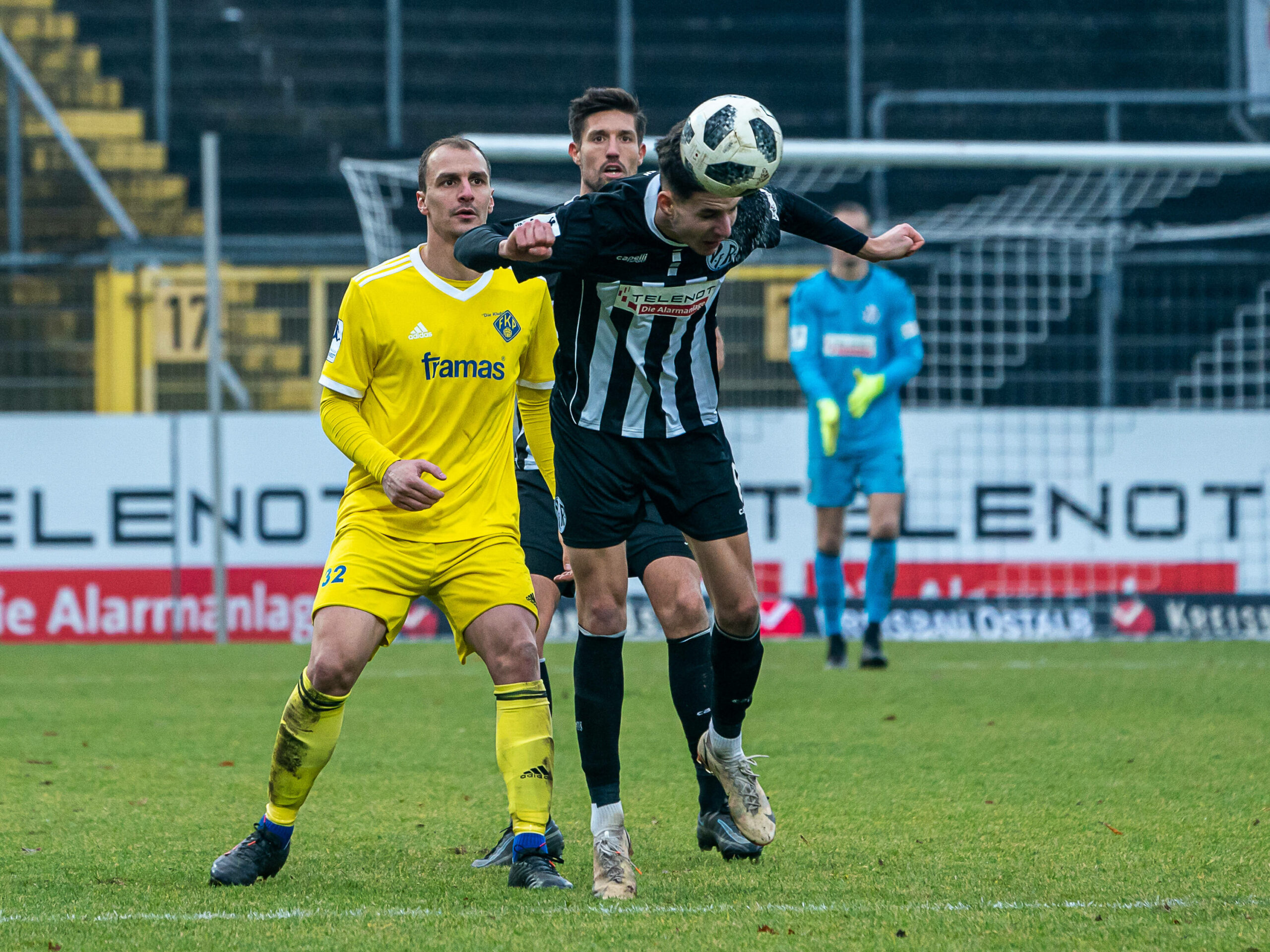 Daniel Elfadli bei einem Kopfball im Aalen-Trikot