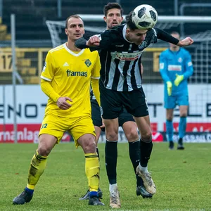 Daniel Elfadli bei einem Kopfball im Aalen-Trikot