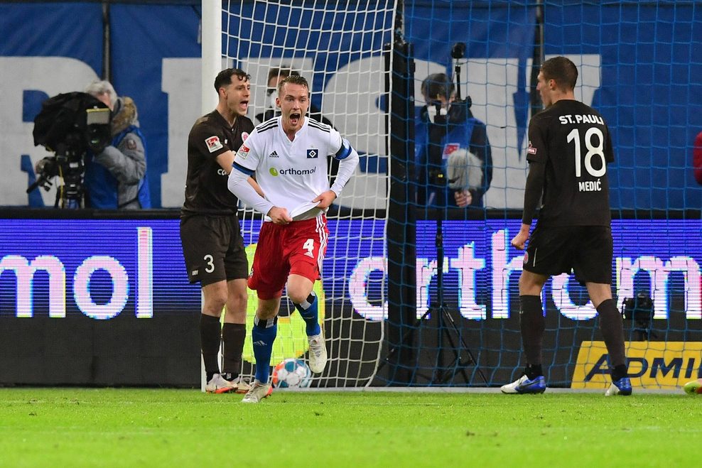 Sebastian Schonlau bejubelt sein Tor gegen St. Pauli