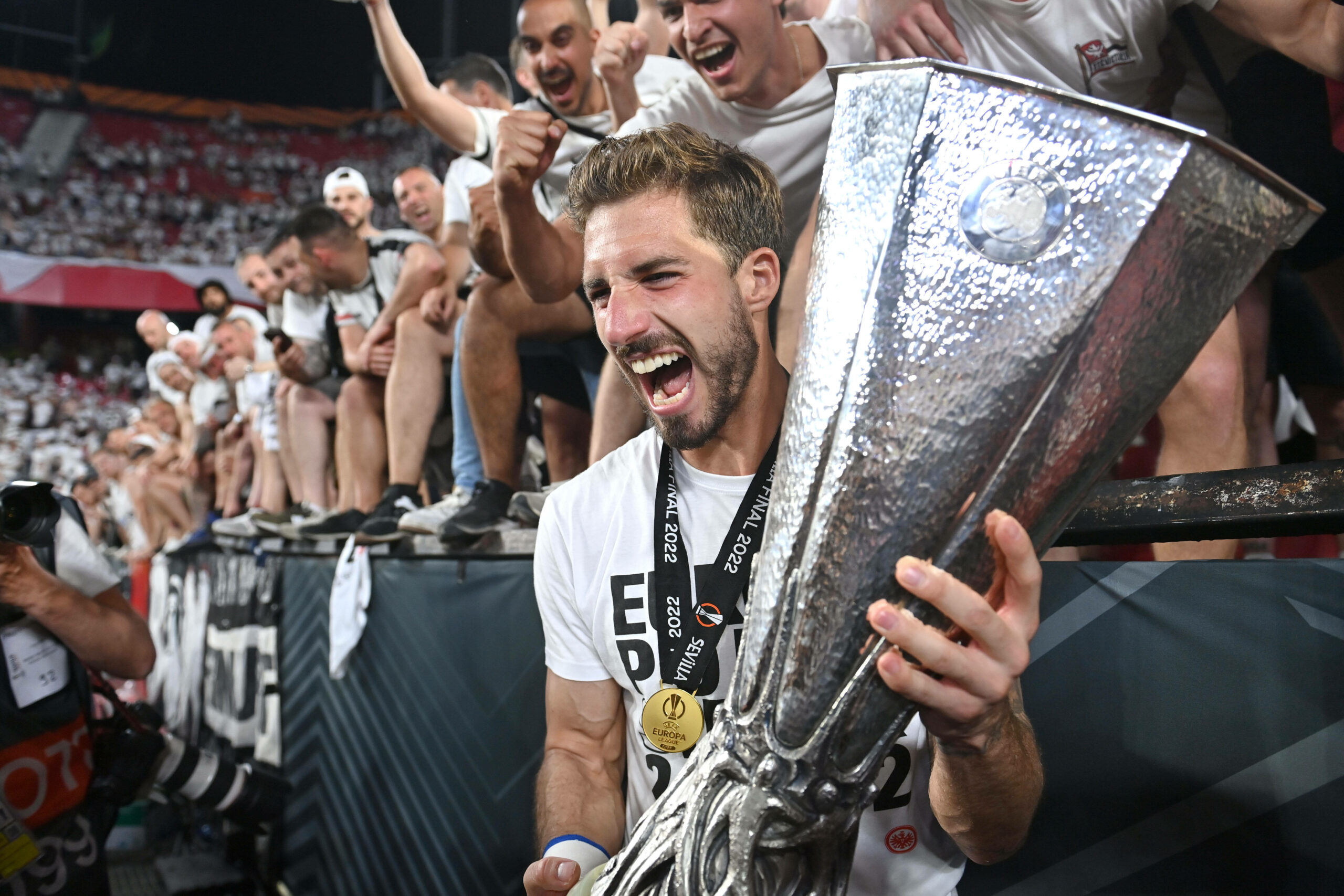 Kevin Trapp hält die Europa League-Trophäe