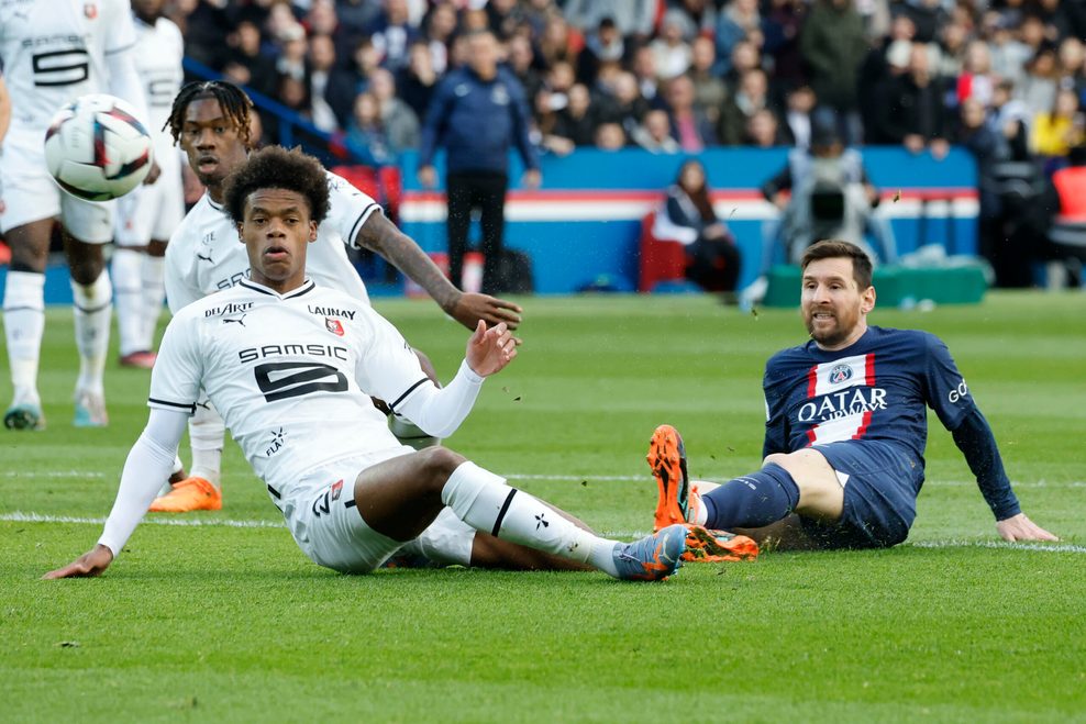 Warmed Omari im Zweikampf mit Lionel Messi