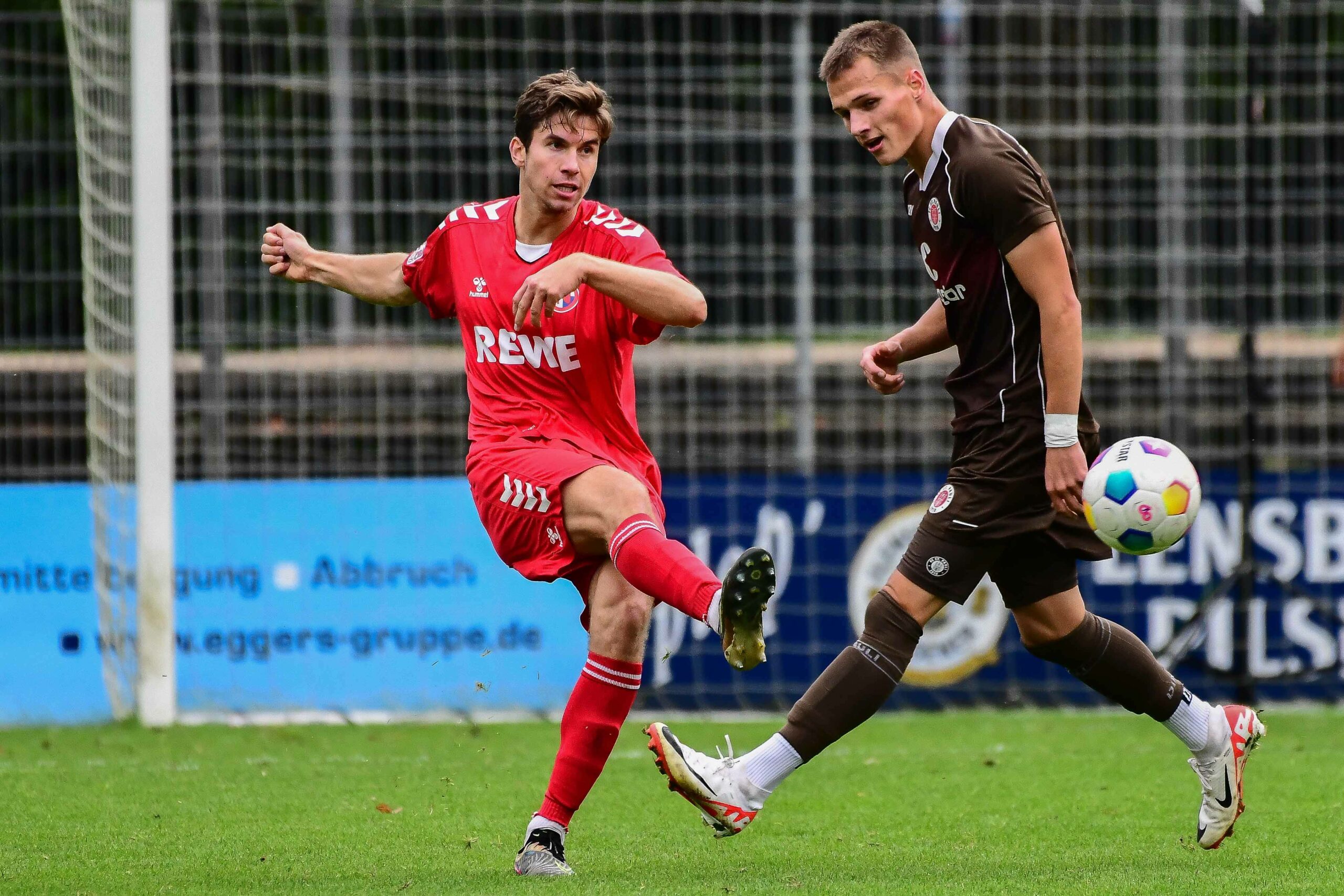 Norderstedts Moritz Frahm 2023 im Regionalliga-Duell mit St. Paulis Bennet Winter